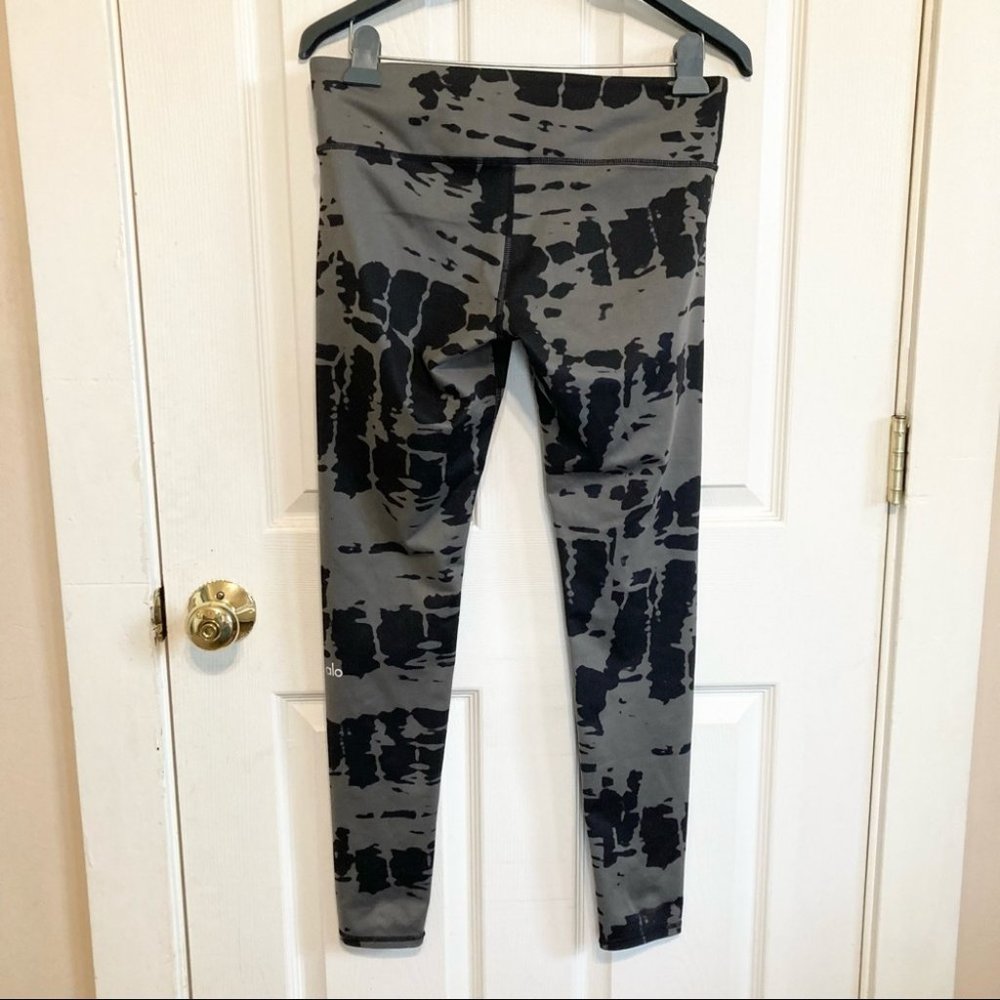 ALO Yoga Airbrush Leggings in Black Tie Dye Size Medium - Picture 7 of 10